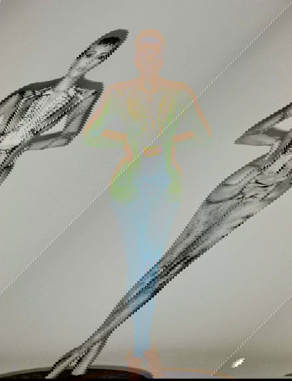 Полнофигураный снимок женщины в раскрашенном корсетном костюме и туфлях на нейтральном фоне — художественный кадр для Re‑Edition.