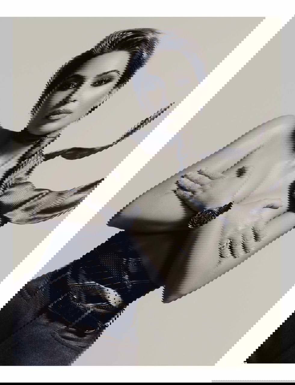 Черно‑белый портрет женщины, прикрывающей грудь руками, в ретро‑стиле — художественная фотосессия для глянцевой кавер‑стори.