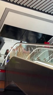 Фото с места премии: эскалатор и часть фойе с потолочными панелями, заметен водяной знак Woman.ru — кадр из Москвы перед началом события.