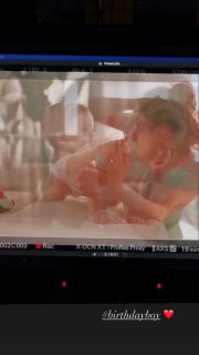 Скриншот семейного архивного видео Равшаны Курковой: ребёнок в кадре на мониторе, тёплые бытовые сцены и праздничные моменты.