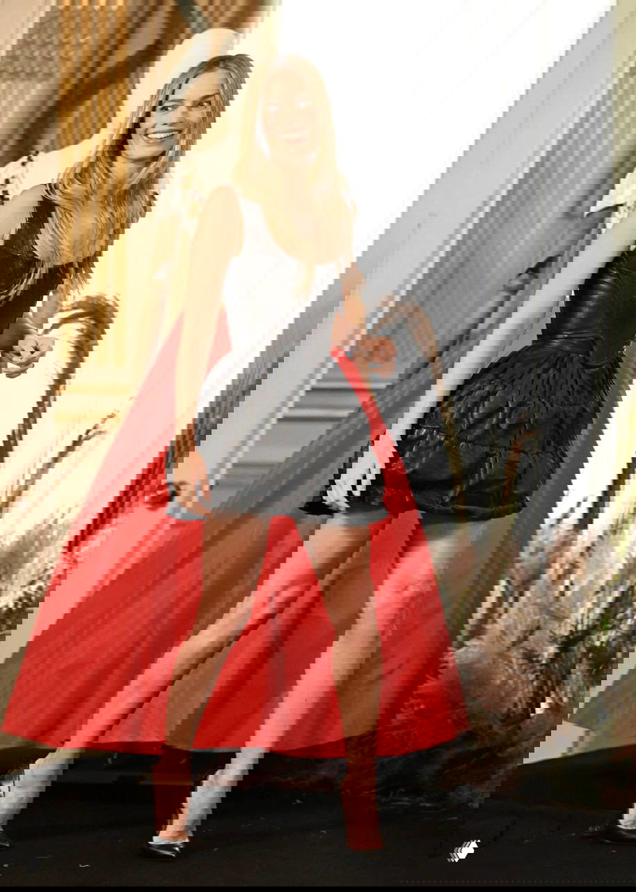 Марго Робби в винтажном платье Vivienne Westwood (1988)