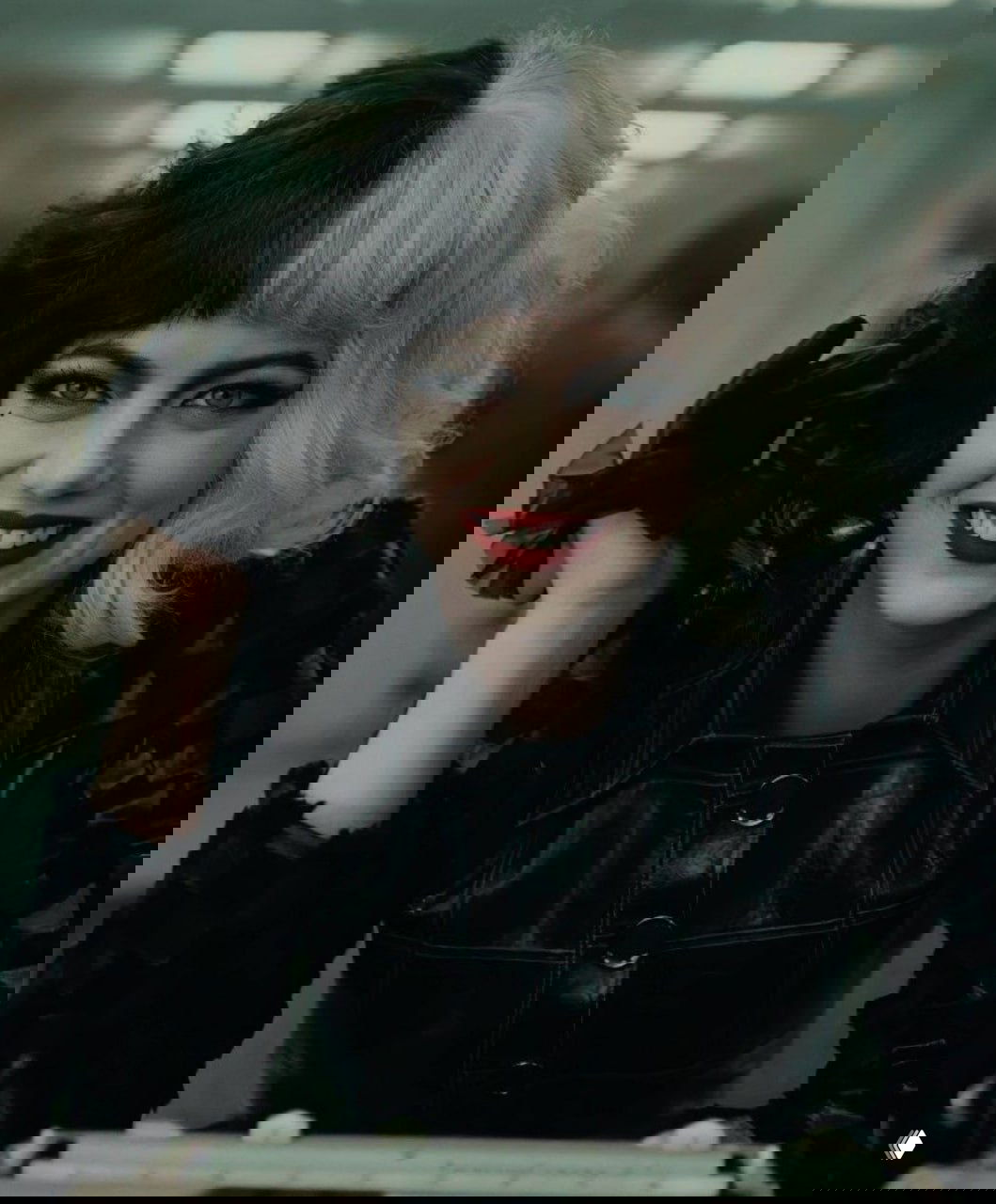 Кадр из роли с театрализованным макияжем: контрастная чёрно‑белая прическа и выразительный грим, образ злодейки в кинематографическом стиле.