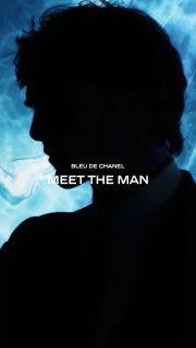 Тёмный студийный кадр: мужчина распыляет парфюм, виден облак аромата — динамичная сцена рекламной кампании духов.