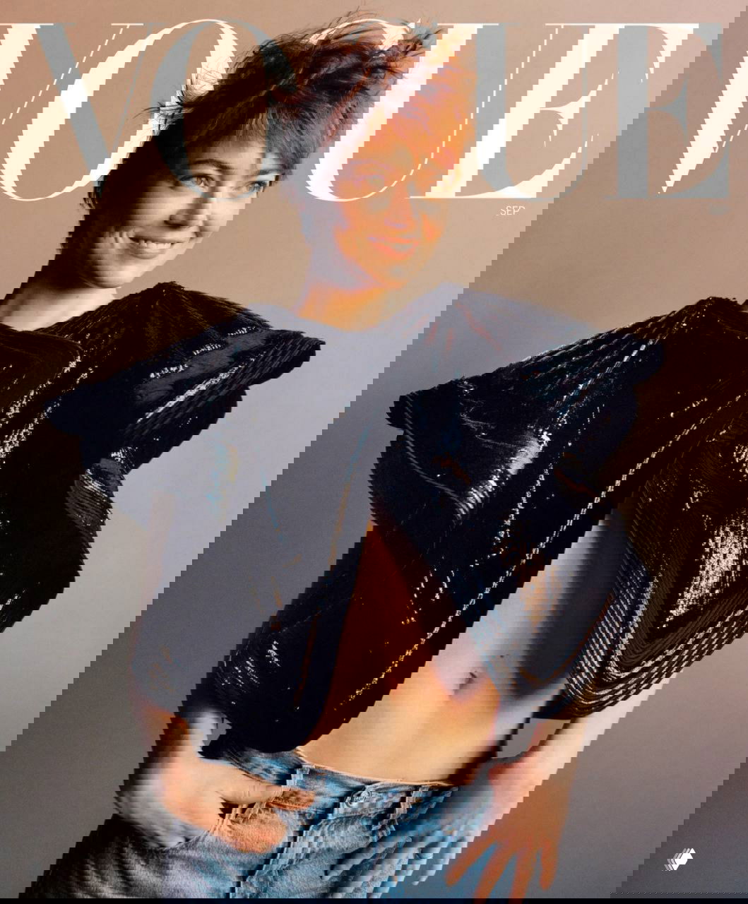 Обложка модного журнала с артисткой в эффектном дизайнерском образе — студийная съёмка в стиле fashion editorial.