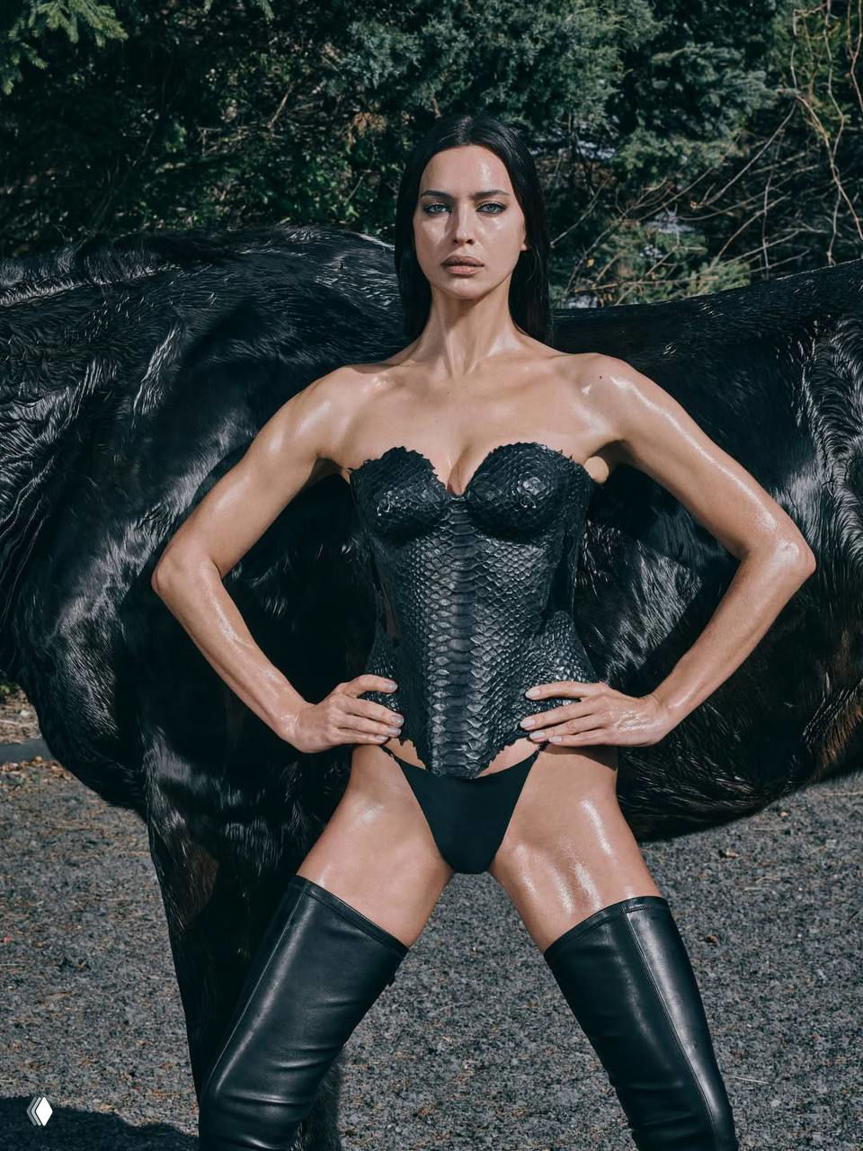 Ирина Шейк в горячей фотосессии для V Magazine