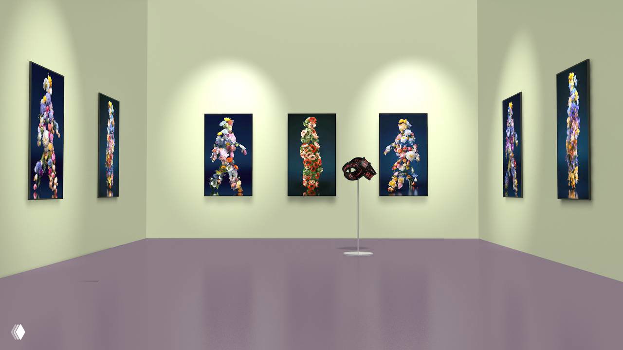 Интерьер выставочного зала с экспозицией современного искусства: картины на стенах, нейтральная палитра и направленная подсветка