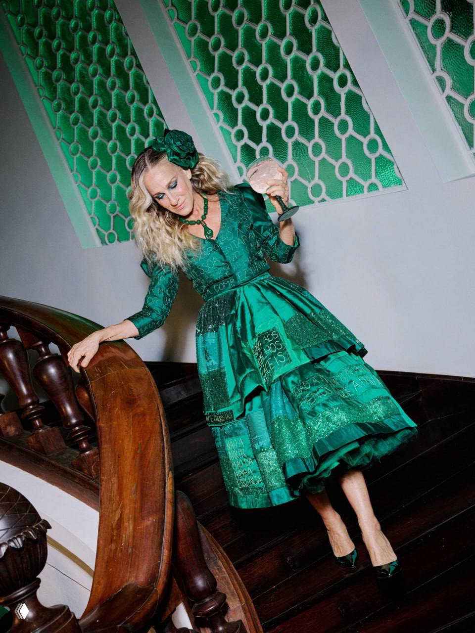 Сара Джессика Паркер спускается по деревянной лестнице в изумрудном платье Изабелы Капето на вечеринке в Рио, видна текстура и слои наряда, аксессуары и туфли.