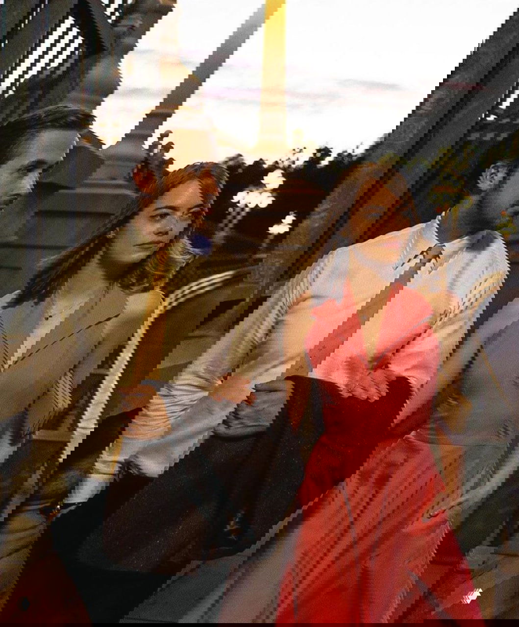 Кадр из фильма: пара идёт по мосту в вечернем освещении — сюжетная сцена с кинематографичной композицией и атмосферой.