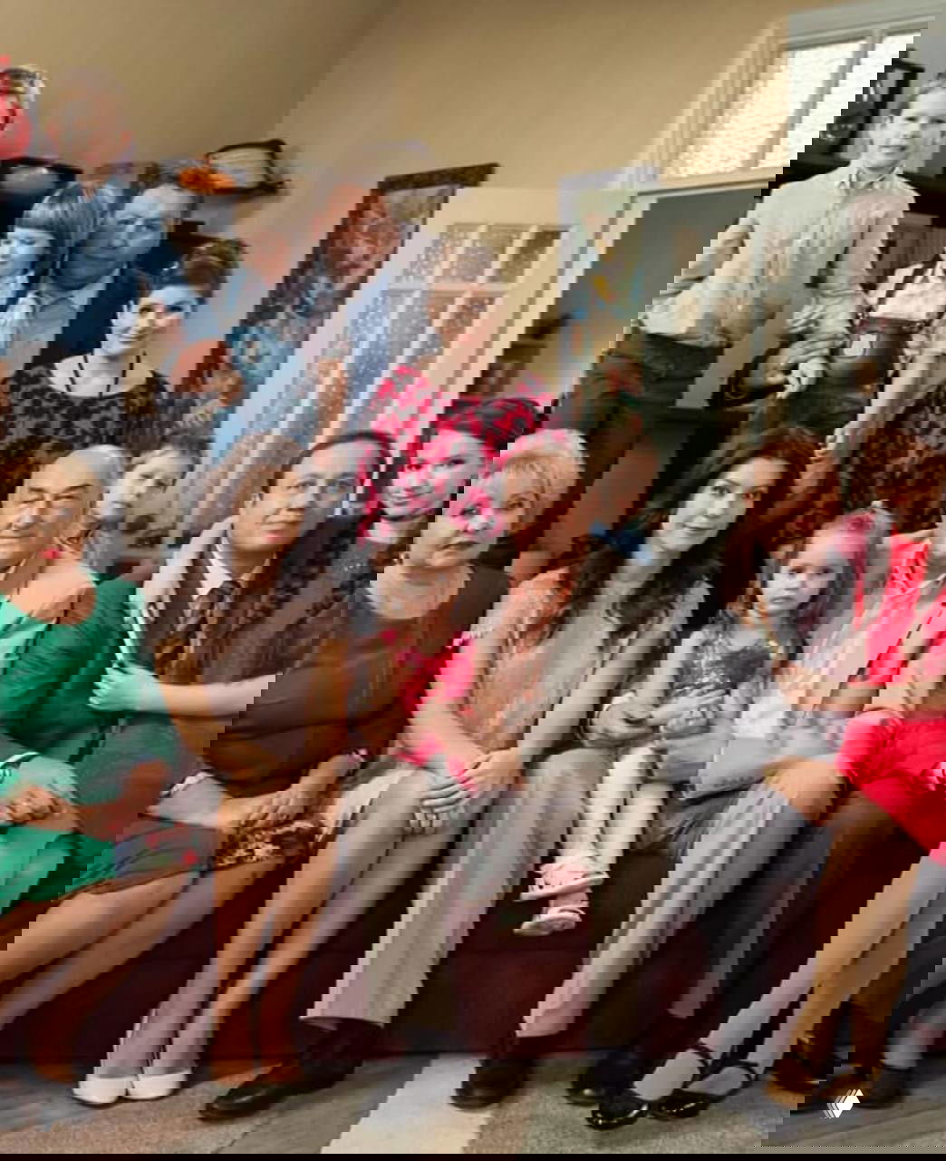 Групповой семейный портрет в гостиной с взрослыми и детьми на диване — постановочный кадр в домашней сцене, характерный для сериалов.