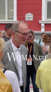 Федор Добронравов среди публики в Ярославле на открытии «Улицы ангела»; кадр с людьми, фасадом дома и логотипом Woman.ru