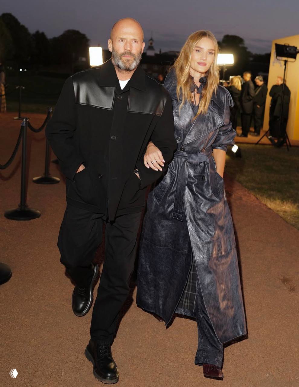 Роузи Хантингтон-Уайтли и Джейсон Стэйтем идут по красной дорожке рядом друг с другом, запечатлён совместный выход пары на мероприятие.