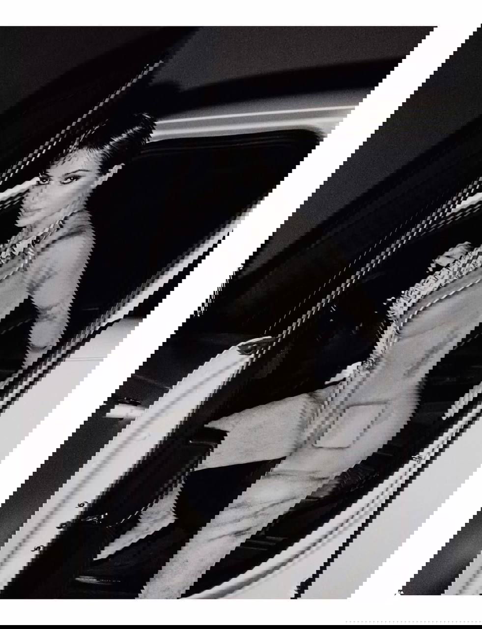 Женщина в облегающем комбинизоне выходит из автомобиля — динамичный студийный кадр из модной съёмки для Re‑Edition.