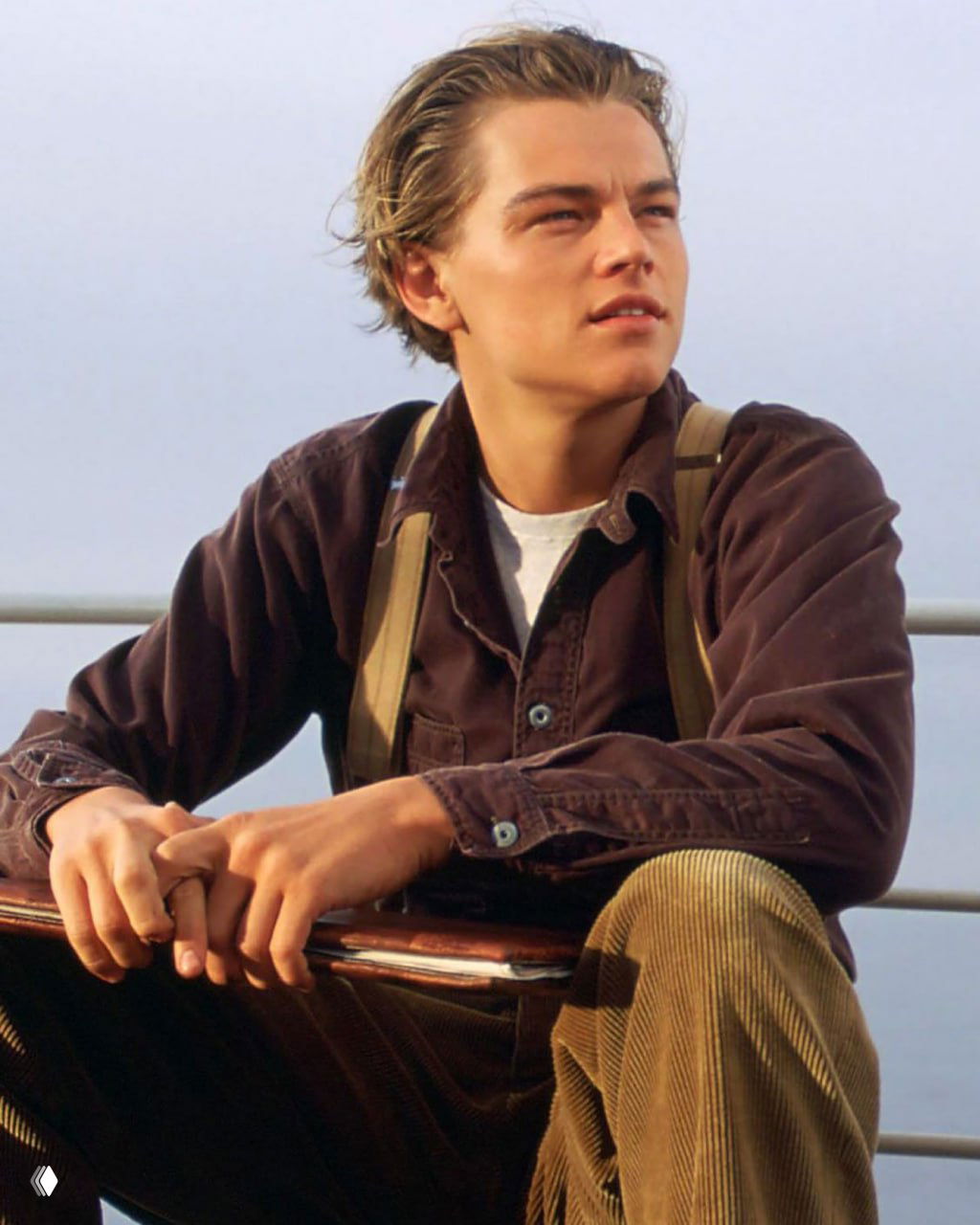 ДиКаприо в образе с палубы «Титаника»: молодой персонаж сидит на борту и смотрит вдаль, кинематографический кадр с морским фоном.