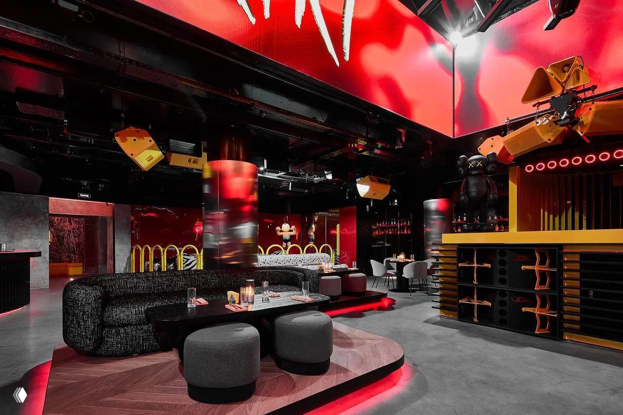 Лаунж-зона KiKi Event Dom: дизайнерская мебель, подсветка по периметру, барная стойка и арт-объекты в стиле нулевых, оформленные для закрытых гостей.