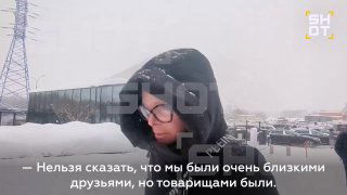 Кадр с уличной сцены прощания: женщина в тёплой куртке и очках стоит на фоне зимней городской обстановки; внизу видны субтитры с цитатой о дружбе.