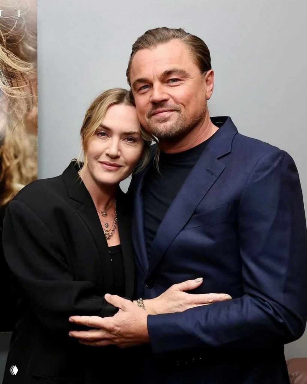 Леонардо ДиКаприо и Кейт Уинслет вместе на светском мероприятии, актёры обнимаются на совместном портрете в тёплой дружеской позе.