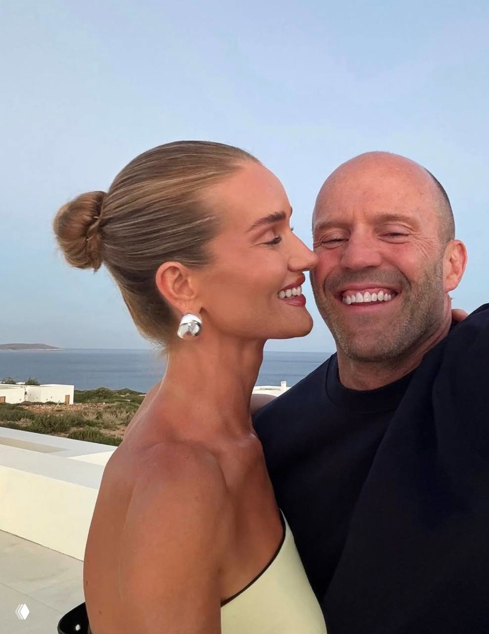 Селфи Роузи и Джейсона Стэйтема на фоне моря: пара улыбается, тёплая атмосфера отпуска и близкие отношения между ними видны на фото.