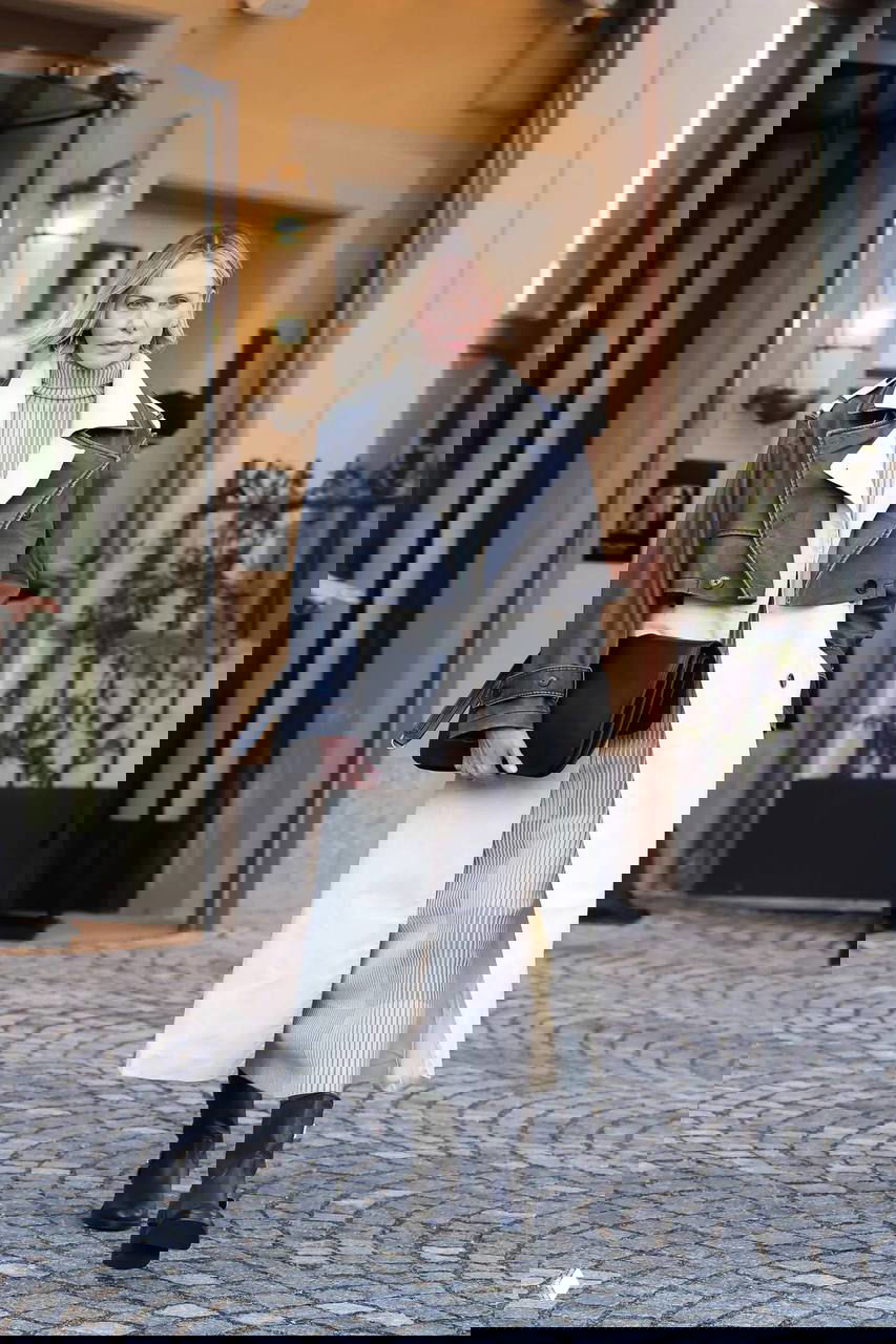 Шарлиз Терон в Милане: уютный образ