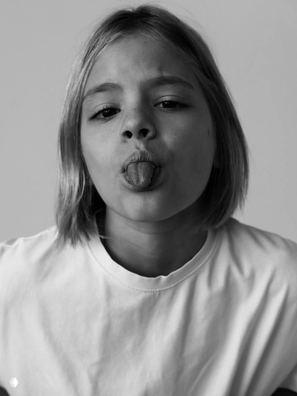 Крупный студийный портрет девочки с серьёзным взглядом, чёрно‑белая обработка и акцент на глазах и мимике.