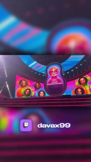 Сцена с большой матрёшкой и яркой видеоинсталляцией на премии RU TV; внизу виден логотип Twitch и ник davax99.