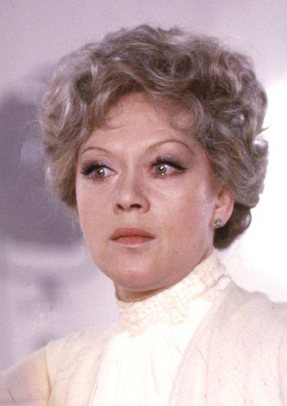 Крупный план Алисы Фрейндлих с короткой светлой причёской и мягким макияжем, спокойное выражение лица, нейтральный фон — классический кинопортрет актрисы.