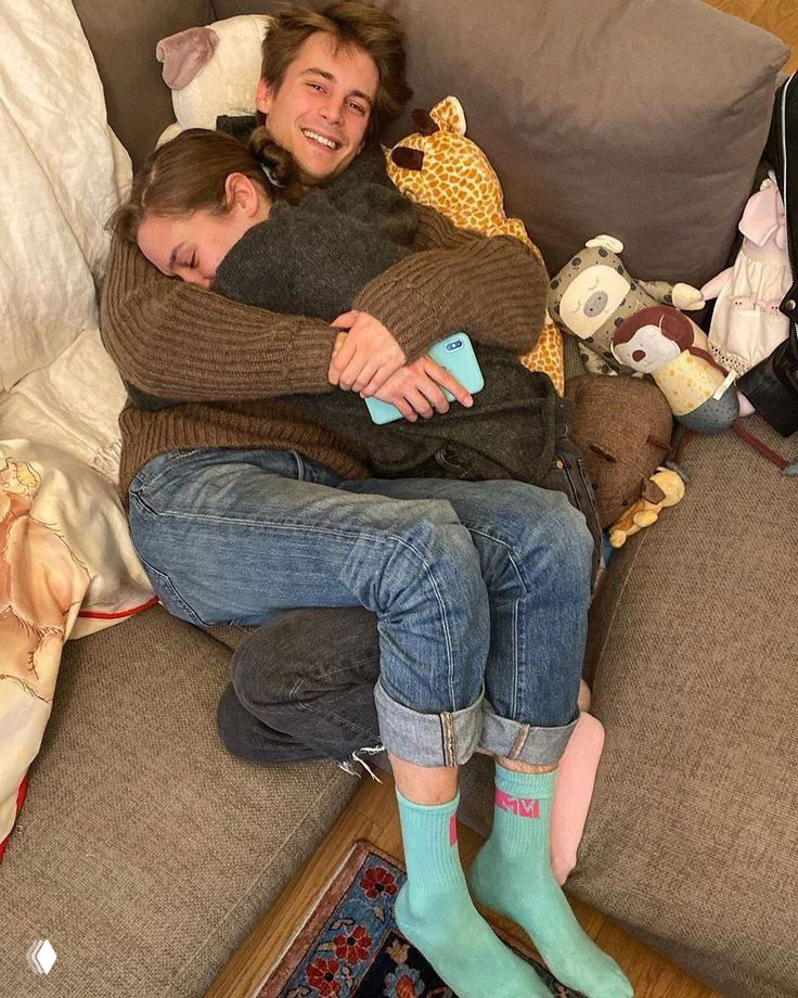 Домашняя сцена: Иван Янковский лежит на диване и обнимает ребёнка или близкого человека, тёплая, семейная атмосфера снимка.