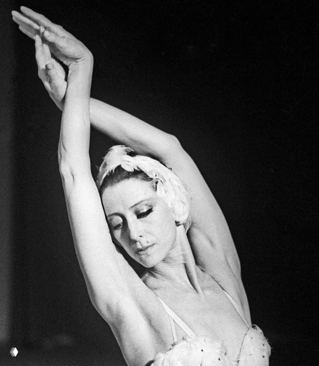 Архивная чёрно‑белая фотография Майи Плисецкой в па, руки подняты, строгий грим и сценическое освещение — выражение балетной техники и чувства позиции