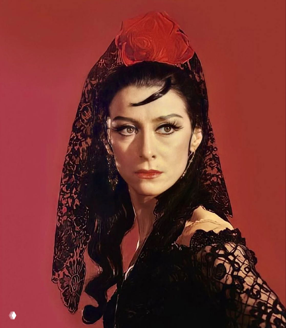 Цветной портрет Майи Плисецкой в драматическом костюме и красном головном уборе: театральный образ, подчёркнутый макияжем и реквизитом сцены