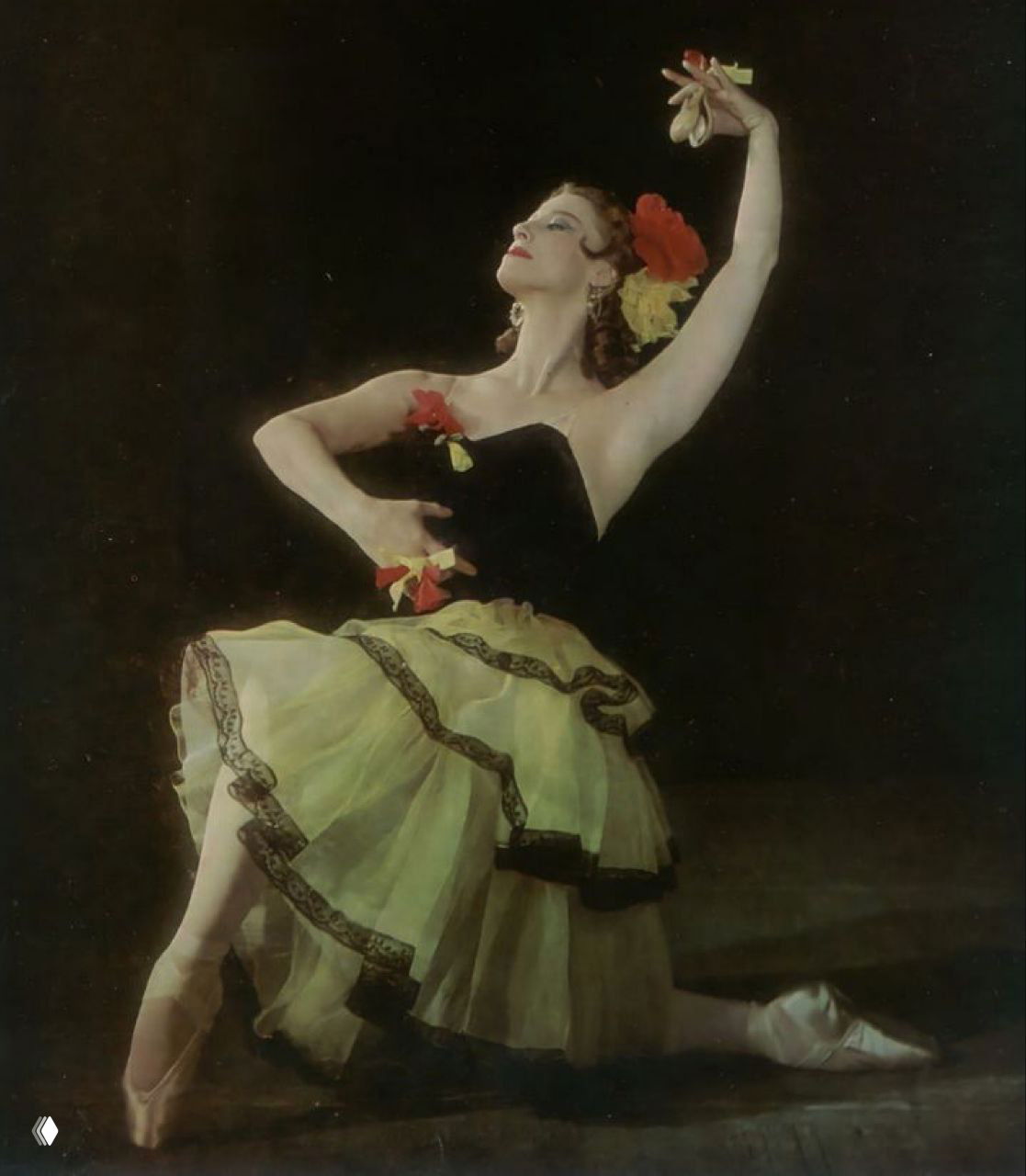 Цветной архивный кадр Майи Плисецкой в сценическом костюме для испанской партии: постановочная поза, цветовые акценты и классическая хореография на снимке