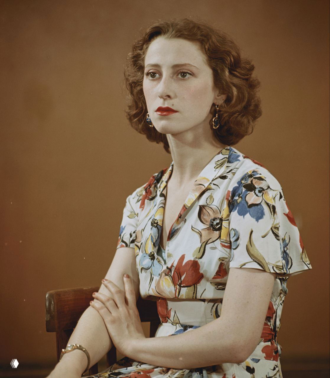 Студийный цветной портрет молодой Майи Плисецкой в платье с цветочным принтом — ранний образ артистки, мягкий свет и сосредоточенная поза для портретной серии