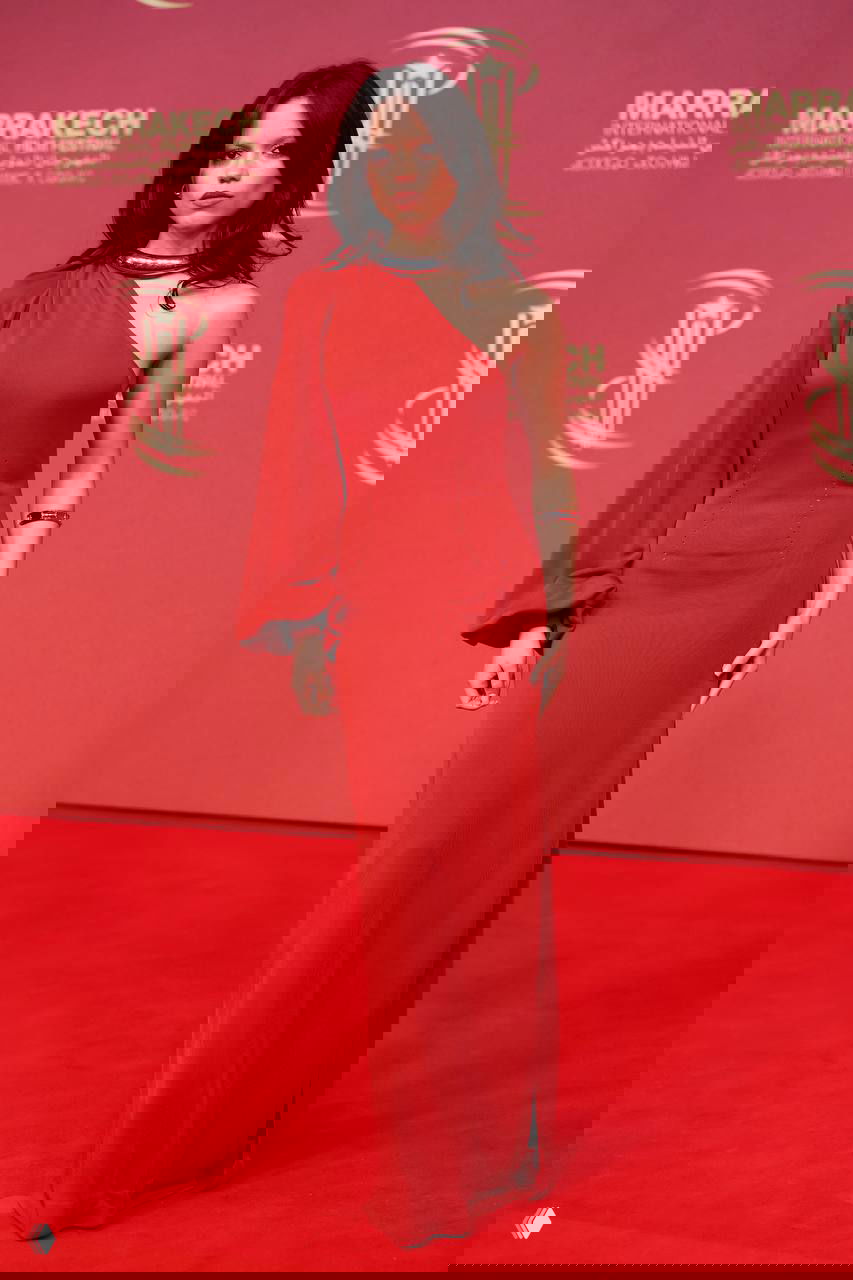 Красное однорубчиковое платье с одним открытым плечом на красной дорожке, минимальные украшения и сдержанный макияж, элегантный вечерний силуэт