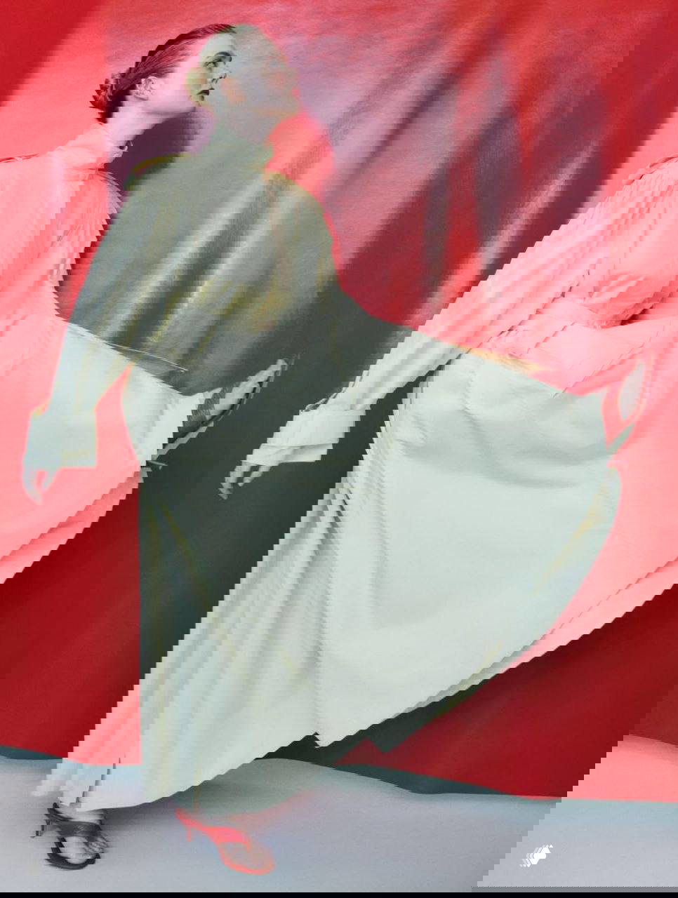 Эль Фаннинг в светлом платье и красных туфлях на фоне красной подкладки — динамичный кадр из фотосессии Elle.