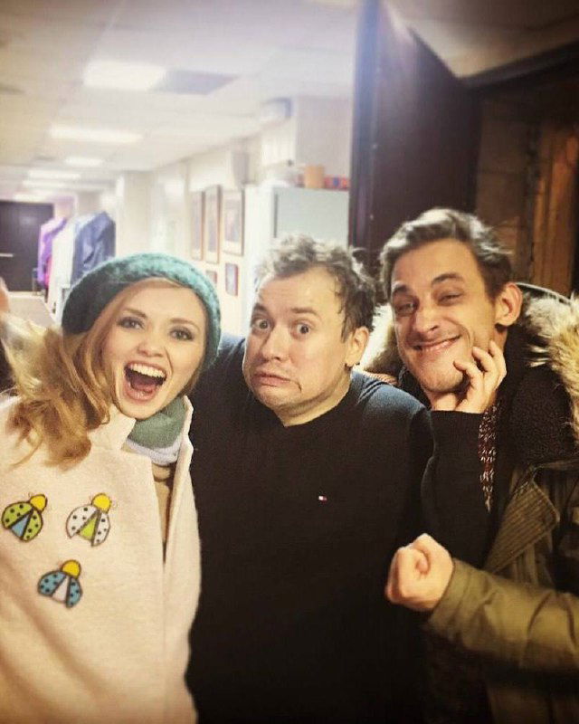 Искажающийся цифровой кадр с несколькими актёрами: эффектный артефакт изображения, возможно сделанный на телефон, сохраняющий атмосферу закулисья съёмок.