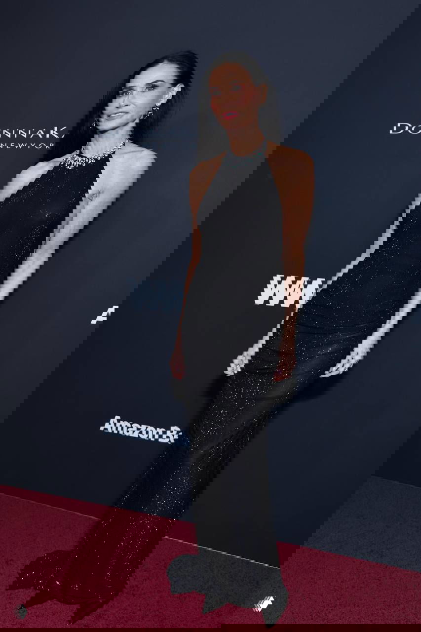 Андерсон вернулась к блонду, Мур — к «голым» платьям