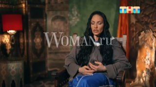 Надежда Мамаева в студии: женщина с длинными тёмными волосами сидит на фоне декоративного интерьера; видны логотипы Woman.ru и ТНТ.