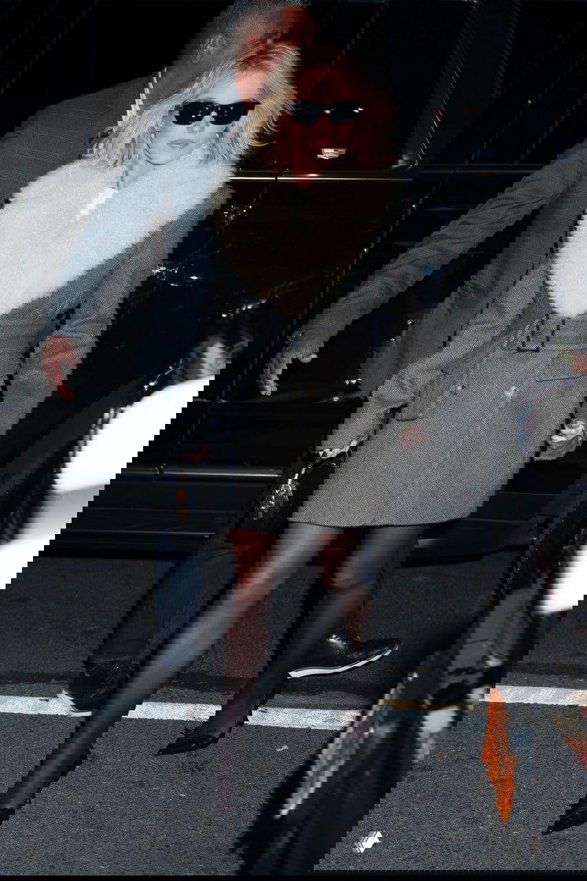 Шерстяное пальто с широким светлым воротником, тёмные колготки и туфли — сочетание фактур и контраста для вечернего выхода.