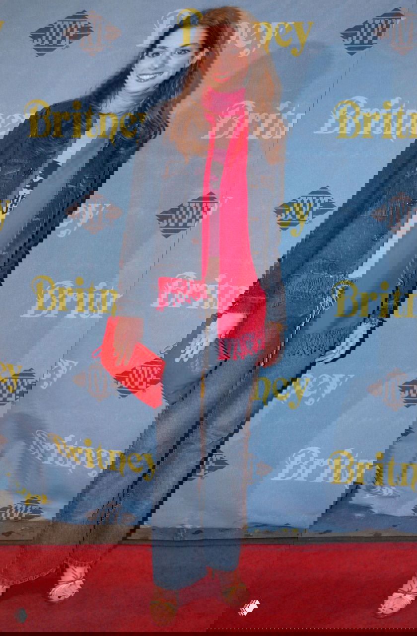 Энн Хэтэуэй — 43!