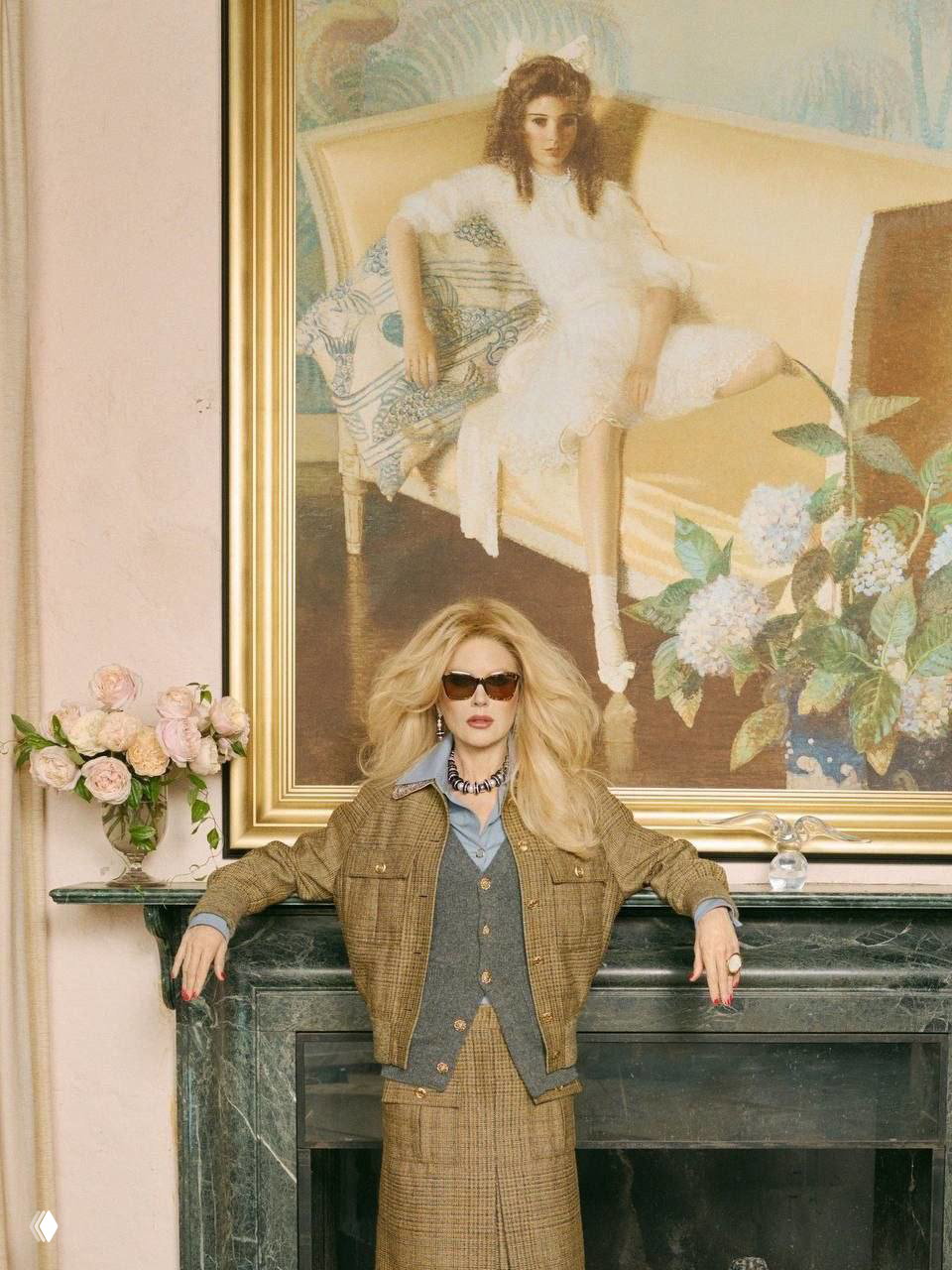 Николь Кидман в фотосессии для Vogue UK у камина в твидовом костюме и солнцезащитных очках на фоне большой картины