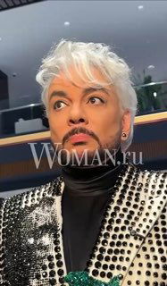 Портрет Филиппа Киркорова в сценическом образе с белыми волосами и ярким костюмом, крупный план лица, заметен водяной знак Woman.ru.