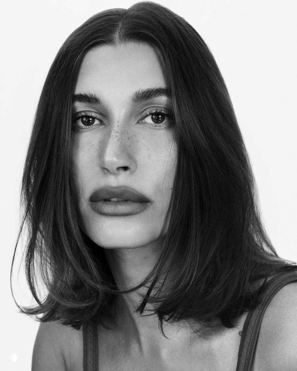 Хейли Бибер в фотосессии для бренда Rhode