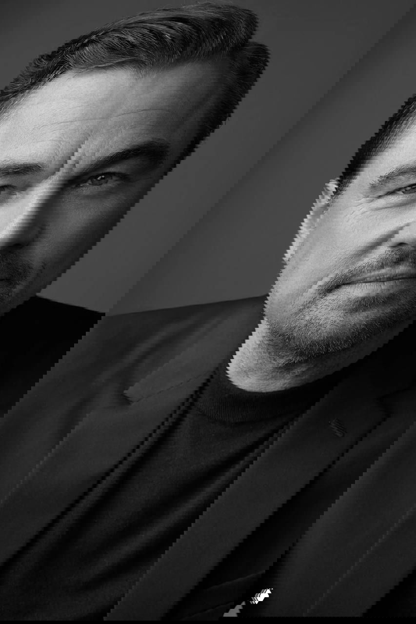 Крупный чёрно‑белый портрет Леонардо Ди Каприо: детализированное лицевое выражение, мягкий свет, студийная фотосессия для Variety.