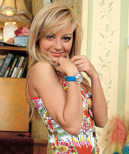 Молодая Дарья Сагалова в образе Светы Букиной на сценической или архивной фотосъёмке — портрет актрисы в лёгком платье и прической того времени.