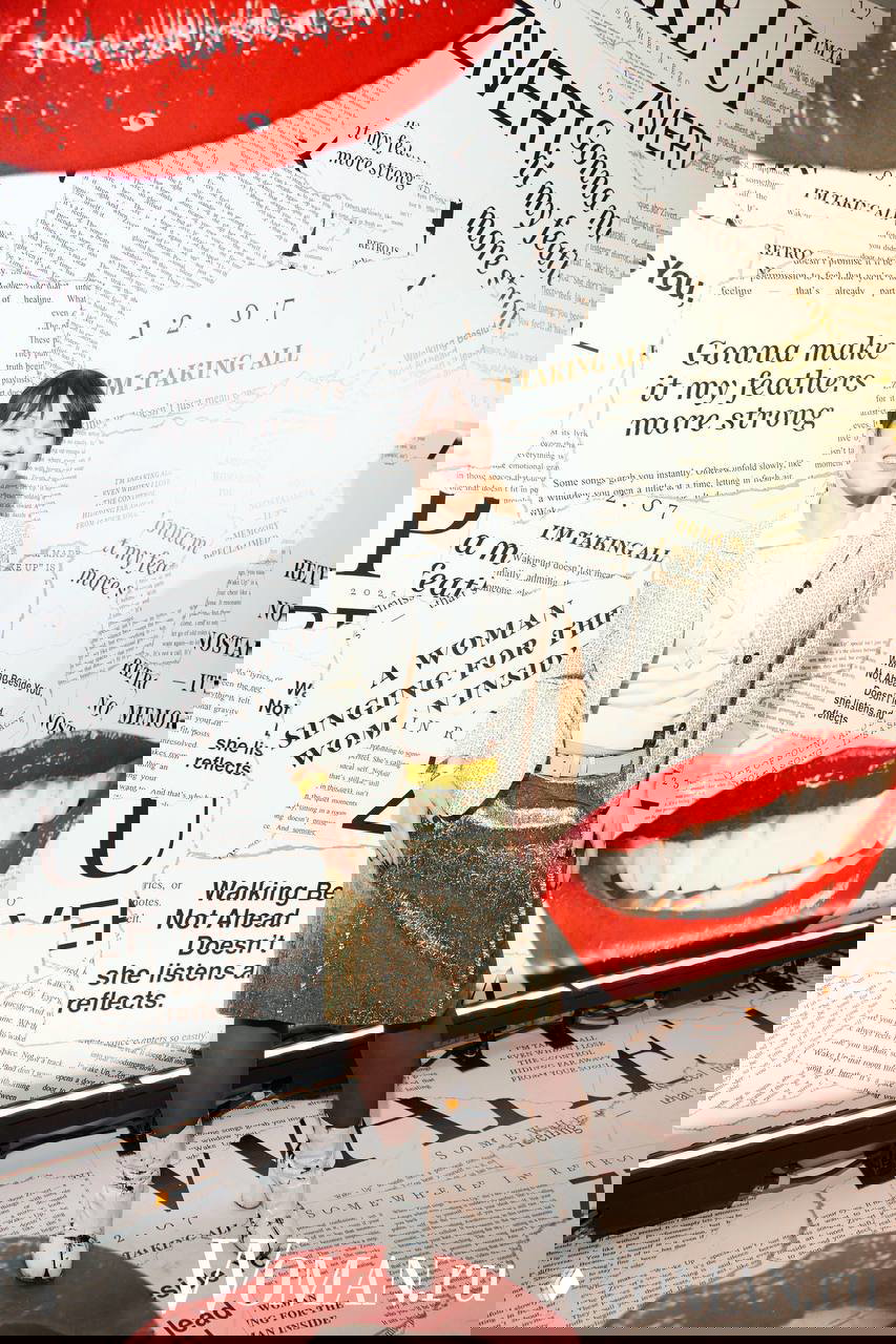 Женщина в блестящей юбке и светлом пиджаке улыбается у фотозоны с газетным принтом, логотипом Zivert и изображением больших губ