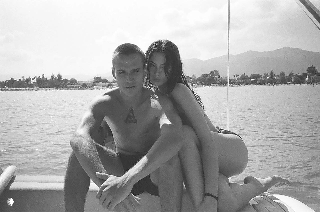 Чёрно‑белый фото с лодки: Дева и Сол на воде в пляжной обстановке, расслабленные позы и романтическая атмосфера.