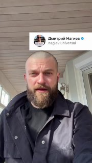 Вертикальный кадр: взрослый мужчина с короткой стрижкой и густой бородой стоит на веранде в тёмной куртке — скриншот видео