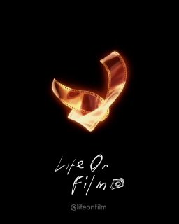 Чёрный фон, сердечко из киноплёнки с подсветкой и подписью @lifeonfilm — кинематографичный дизайн кастомного лайка.