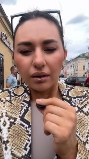 Короткое вертикальное видео/фото с лицом женщины, говорящей на камеру — вероятно, автор комментария или свидетель в истории.