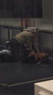 Кадр с лежащей фигурой в помещении: постановочная сцена с отражением в стекле и драматичным ракурсом, вероятно часть сюжета