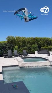 Дрон Amazon Prime Air над задним двором рядом с бассейном: момент, когда посылка упала в воду, виден сверху.