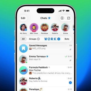 Экран Telegram: список чатов, разделы (All, Groups, Bots) и карусель историй в верхней части интерфейса на фоне цветного градиента.